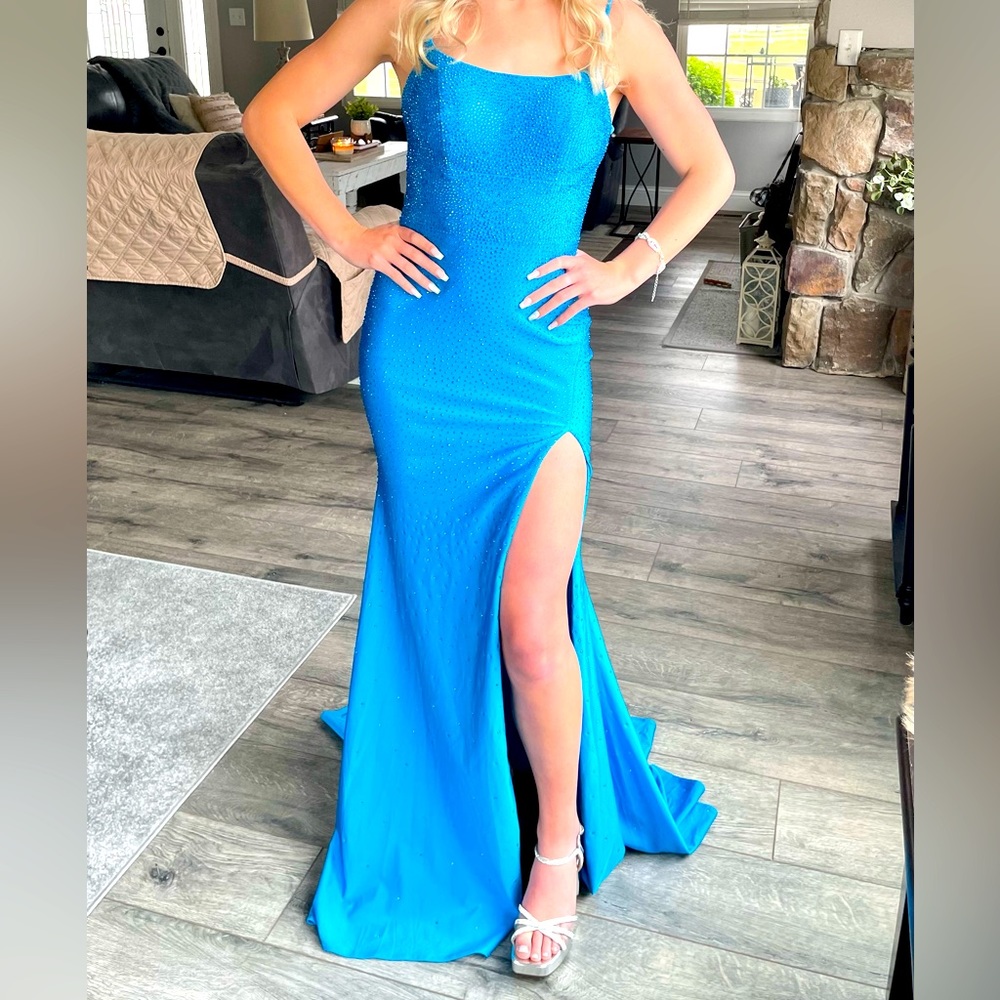 Beautiful size 0-2 teal blue prom dress. Stretch satin material with sparkle.